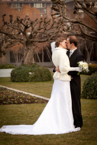 Bride & Groom Wedding Portrait Pose Ideas #vezzaniphotography